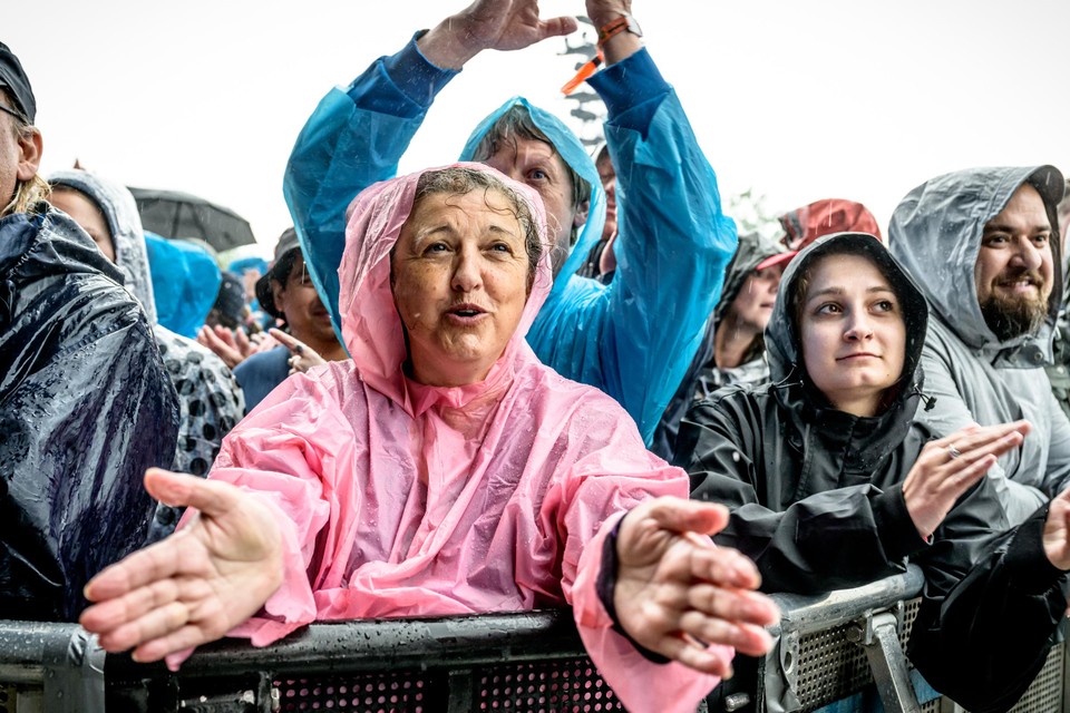 Applaus en meezingen als eerbetoon voor de in april overleden Arno.