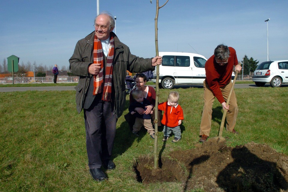 Luc Versteylen plant een boom. De burgemeester hier in Zandhoven ook extra werk van te maken.