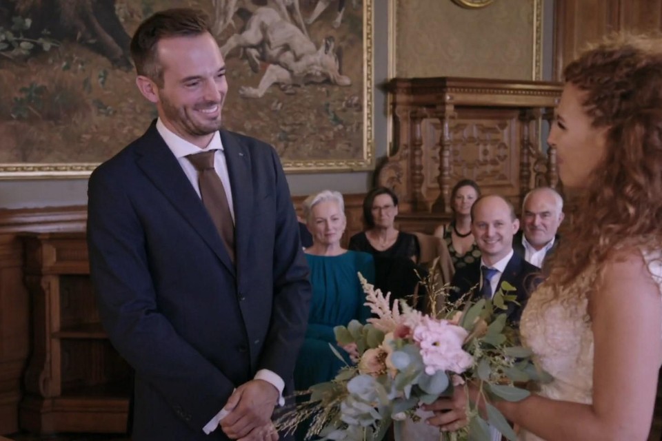 Kijkers stellen zich vragen bij de coronabestendigheid van . VTM garandeert dat de maatregelen tijdens het moment van opname steeds werden gerespecteerd.