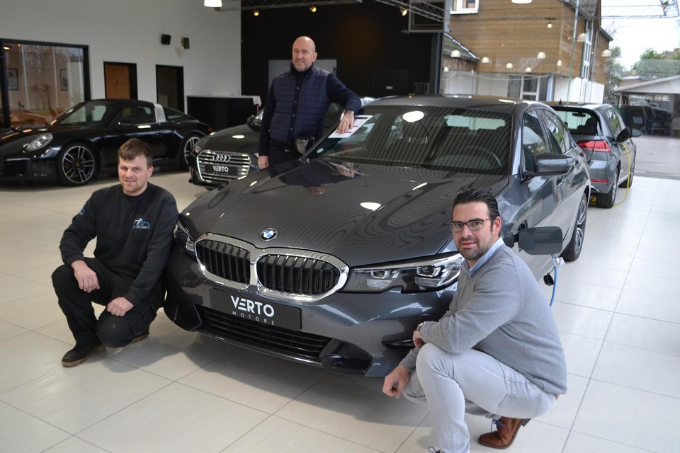 Twee medewerkers en achteraan garagist Tom Versprille. 