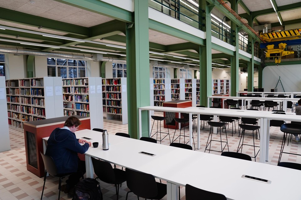 In de bibliotheek hangt nog een oude kraan van de ingenieurs.
