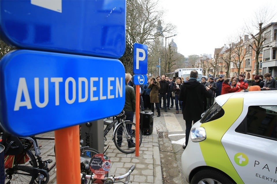 De 500 beloofde parkeerplaatsen voor autodelers zijn er gekomen, maar de vraag is intussen al groter. Het aantal laadpalen schiet sterk tekort.