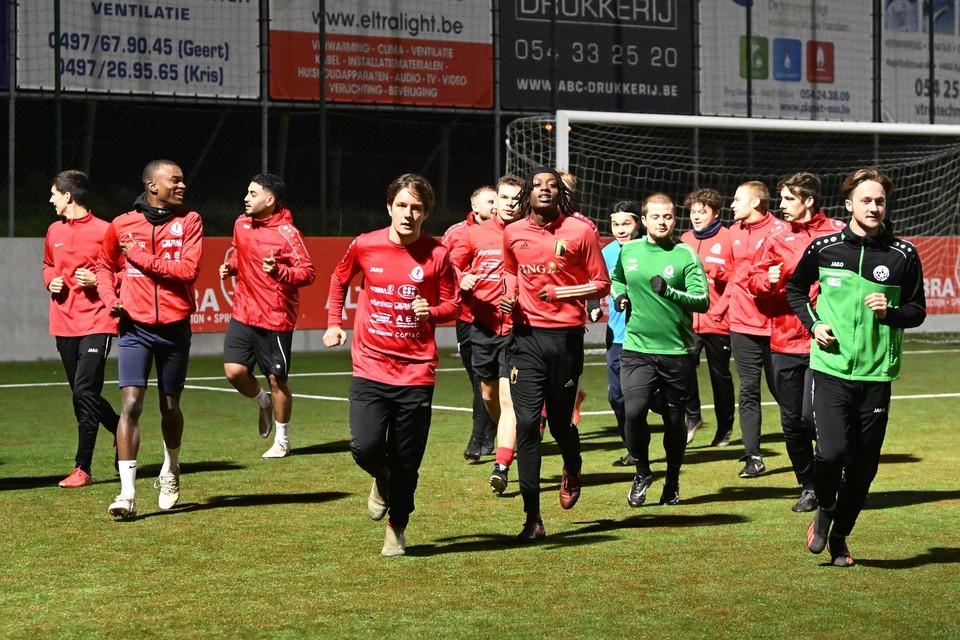 Jens Serlet draagt de aanvoerdersband bij FC Voorde-Appelterre B: “Zelf vormen we vooral een vriendengroep met vooral gewezen jeugdspelers van Voorde en Appelterre.” 