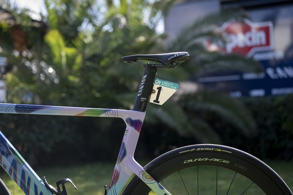 Geslaagd of niet? Mathieu van der Poel rijdt rest van de Tirreno op speciale  fiets | Het Nieuwsblad Mobile