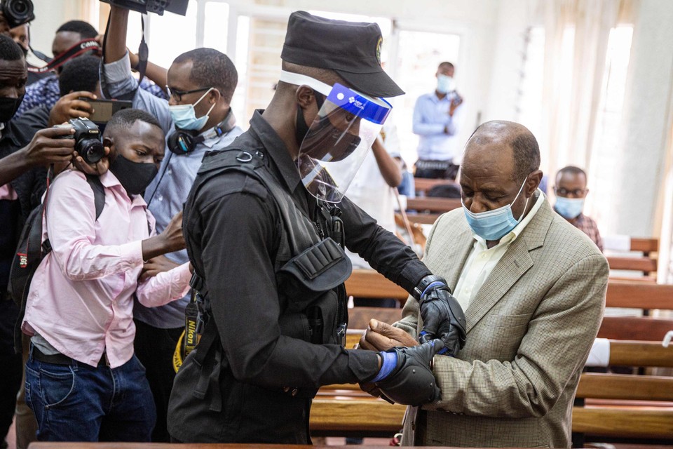Paul Rusesabagina wordt geboeid na een eerste zitting in de rechtbank van eerste aanleg in Kigali, op 14 september vorig jaar. 