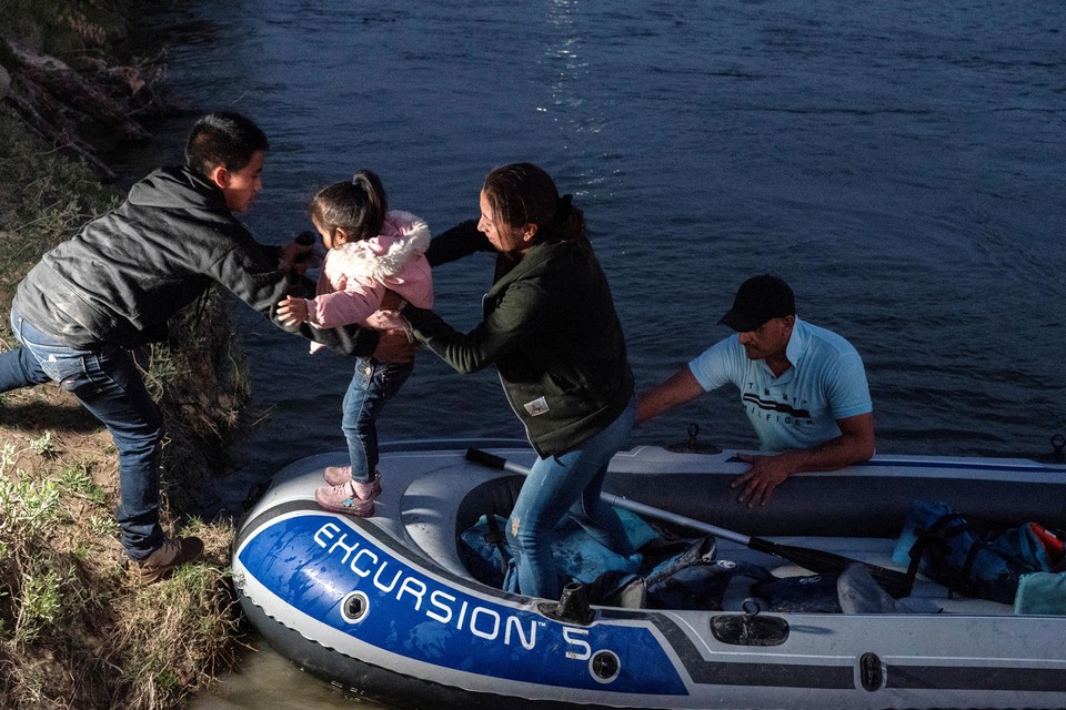 Archiefbeeld: een familie stak de Rio Grande vanuit Mexico over op een rubberbootje. 
