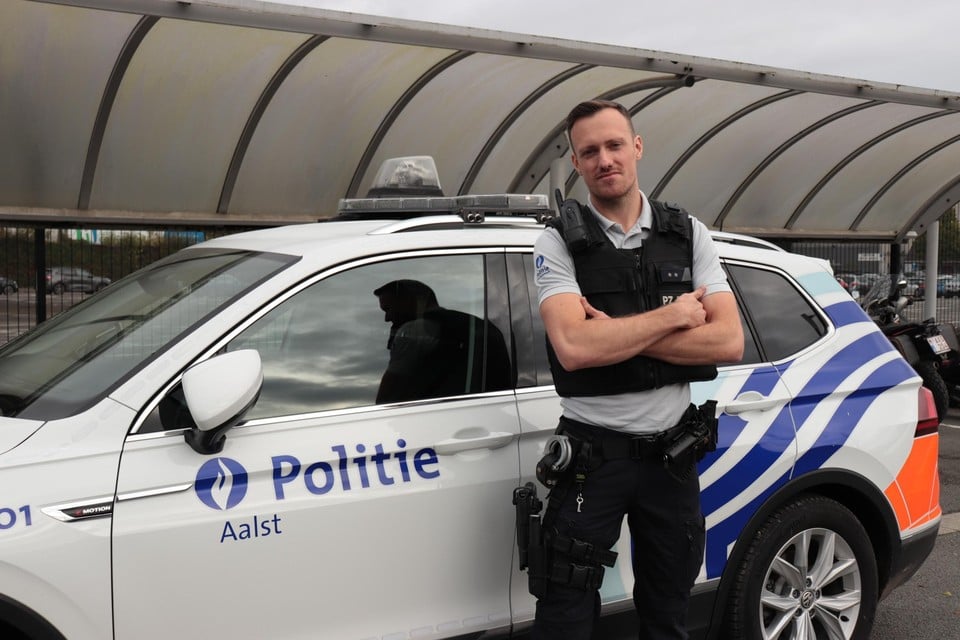 De Aalstere politieman K.D.H. twijfelde niet om de drenkeling te helpen.