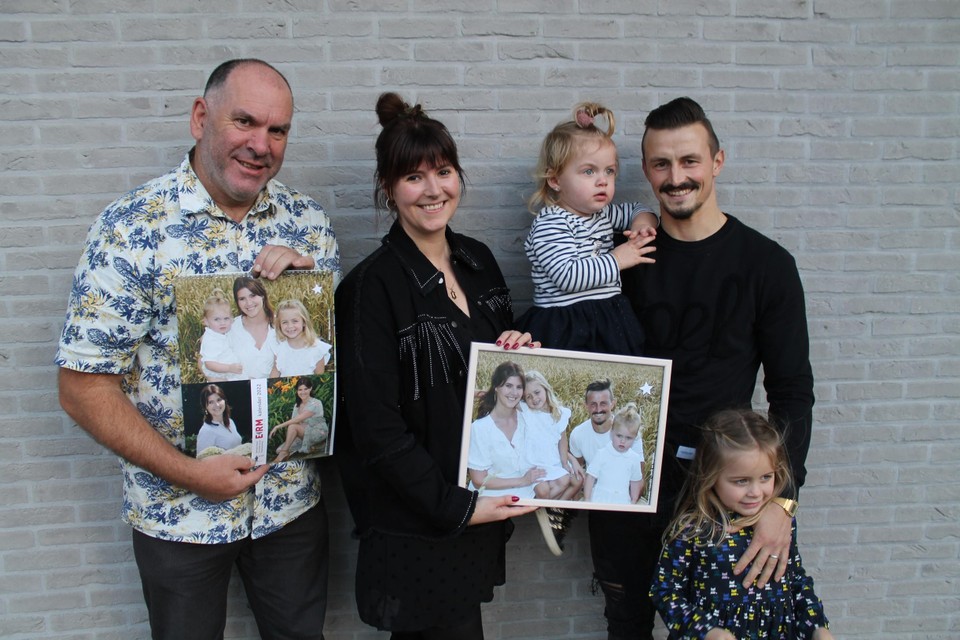 Postbode Rudi Maenhout met zijn achternichtje Alexandra, haar twee dochters Camille en Margaux en vriend Yannick. 