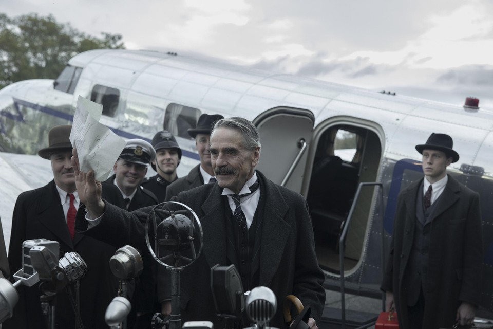 Chamberlain (Jeremy Irons) zwaait met Hitlers vredesbelofte bij zijn terugkeer in Groot-Brittannië.  