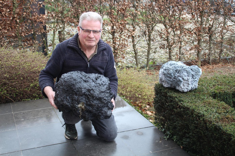 Francis Kenens met zijn plastic blok steenkool en meteoriet.