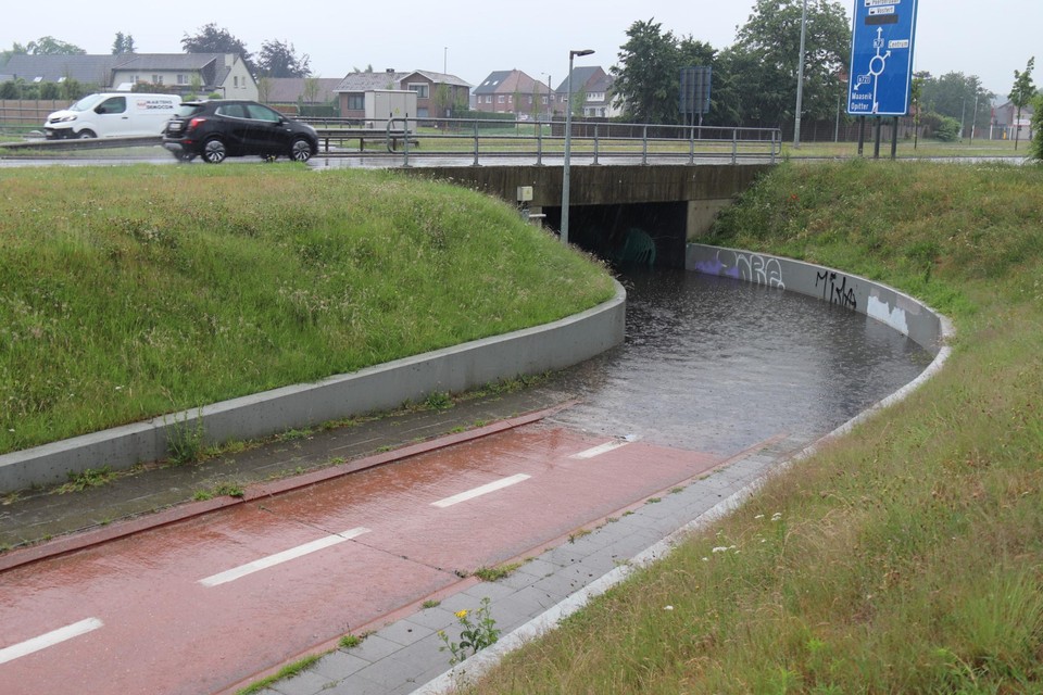 The problem of the flooded cyclist tunnel will also be tackled.