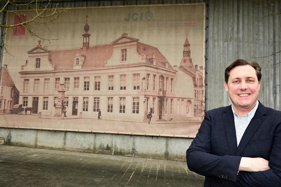 Schepen Francis Pattyn bij de afbeelding van het Oud Schepenhuis aan het station van het oude gebouw.