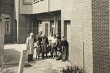 thumbnail: Karel Van Peer en zijn familie staan enkele tientallen jaren geleden bij het naaiatelier van de kledingzaak in Poederlee.