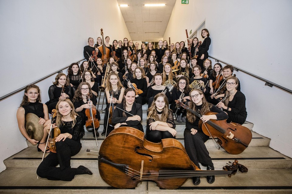 Virago Symphonic Orchestra, een vrouwenorkest opgericht door Eline Cote, wint de jongerenprijs.