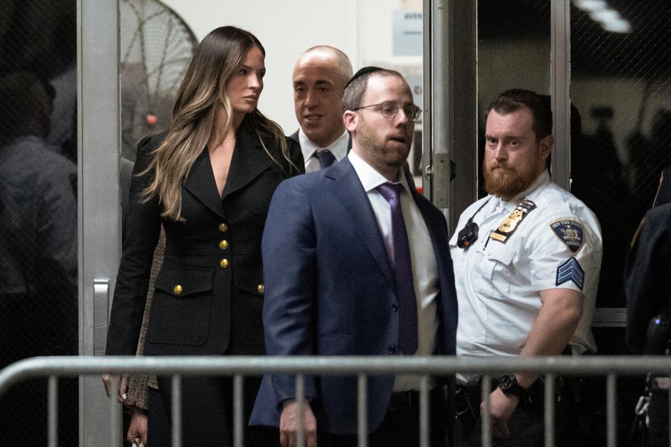 In tegenstelling tot Melania was Trumps assistente Margo Martin er wel bij op het proces in Manhattan.