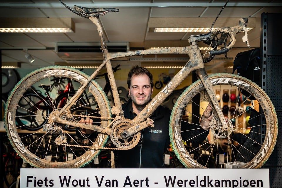 Niels Albert heeft de drie fietsen waarmee Wout van Aert wereldkampioen in het veld werd, in zijn winkel staan.