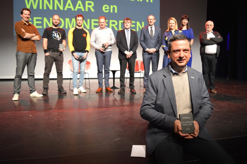 Voorzitter van de Flanders Aviation Society Bart Vandamme is trots op de trofee. 