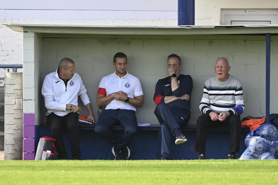 KAVD-coach Jan Straetman (tweede van links) had slechts acht spelers ter beschikking.