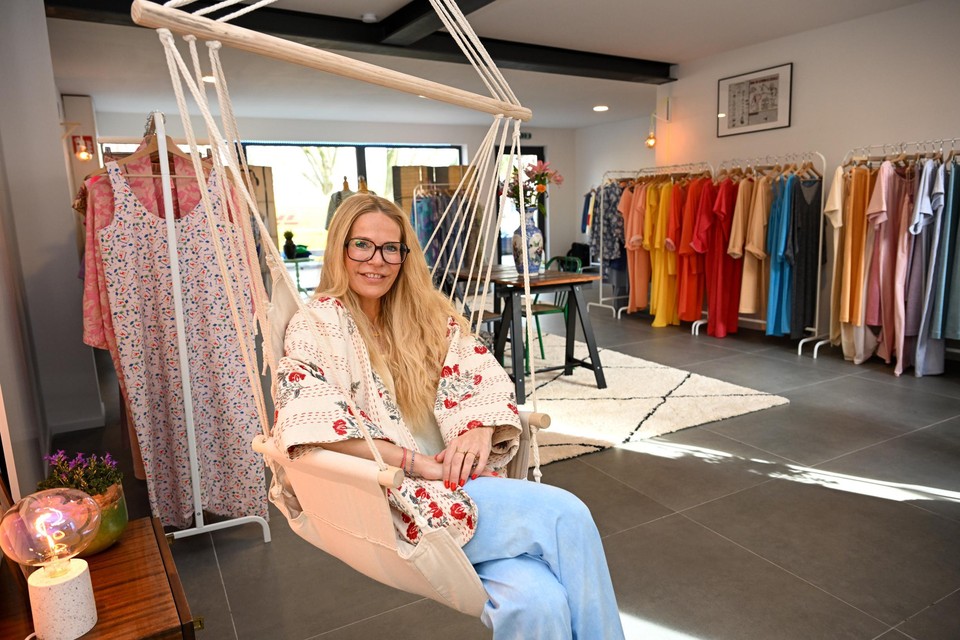 behang Nieuwsgierigheid kwartaal Sofie opent haar winkel met handgemaakte kleding: “Mijn atelier is nu naast  de paskamers” (Wilrijk) | Het Nieuwsblad Mobile