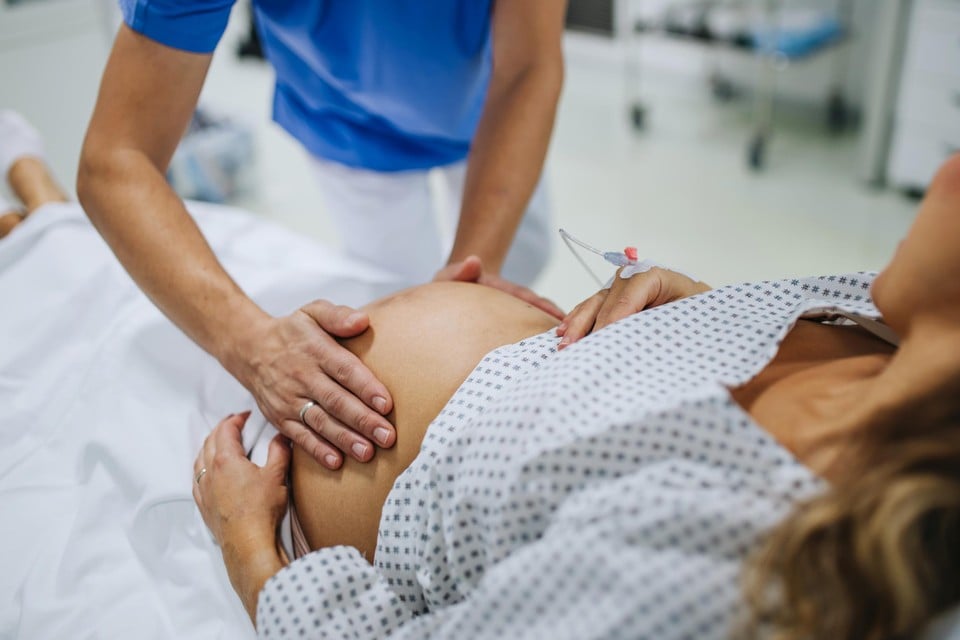 Many women give birth on the back, but that is not necessarily the best attitude