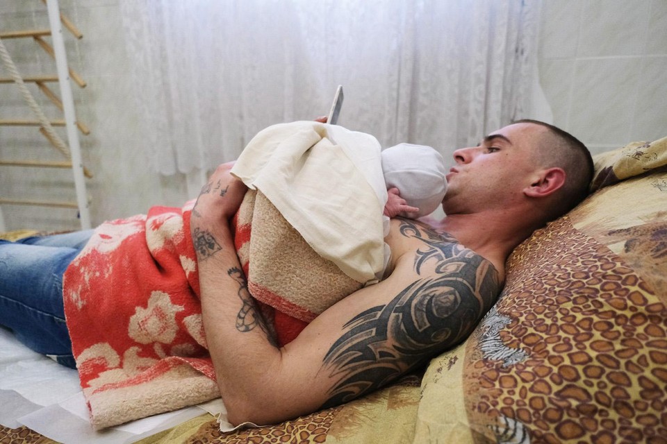 Oleksey met Radmir op zijn borst. “We zijn zo blij dat hij gezond is.”