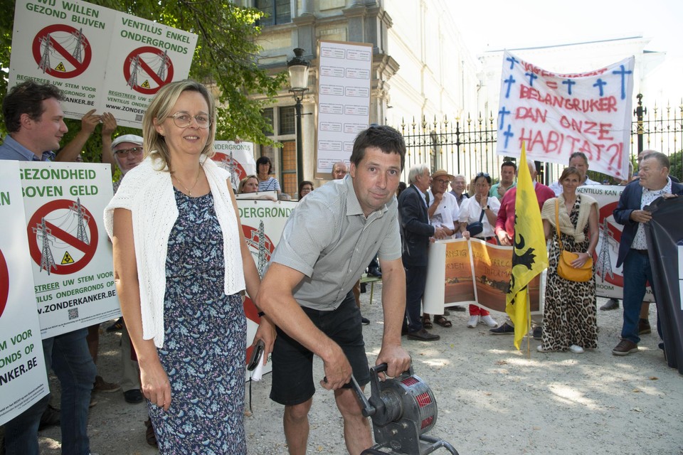 Woordvoerders van de protestbeweging Heidi Deleu en Franky Snaet bij de actievoerders in Brugge. 