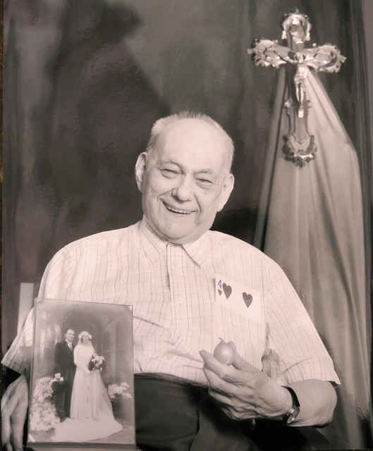 ‘Mijnheer François’ op een foto van enkele jaren geleden, met een portret van zijn ouders en een kruisbeeld, want hij was heel gelovig en ging jaarlijks meermaals op bedevaart. 