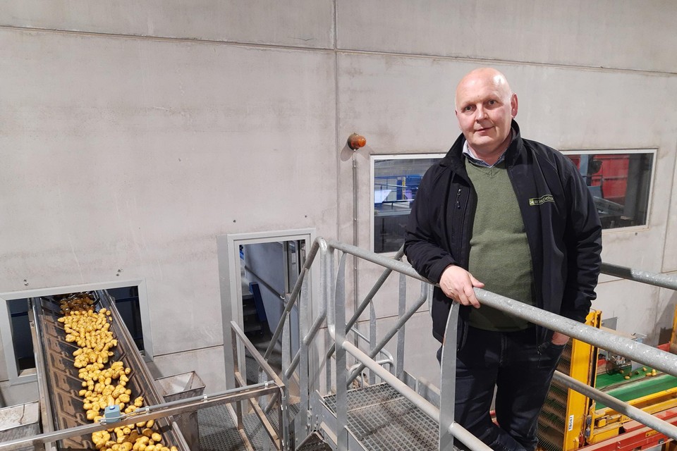 Zaakvoerder Bart Nemegheer van De Aardappelhoeve: “We investeren in UV- en ozontechnologie om het regenwater bacterievrij te maken voor de naspoeling van de aardappelen.”