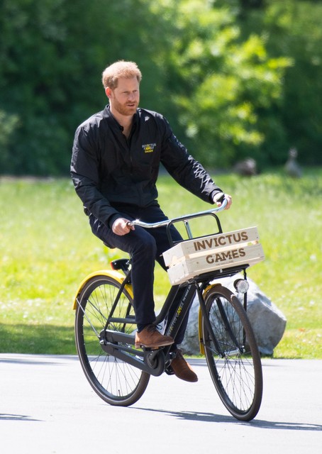 Prins Harry op de fiets in 2019, toen hij in Den Haag was om zijn Invictus Games te promoten. 