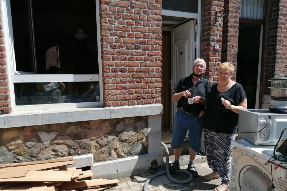Claudine, met Antwerpse roots, en haar man Jean-Pierre wonen in Angleur, maar gelijkvloers moet heel hun woning worden gestript. Hun familie uit Antwerpen helpt al het hele weekend mee. 
