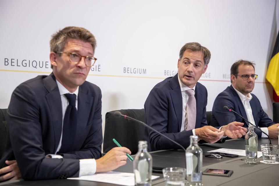 De vicepremiers Pierre-Yves Dermagne (PS, links) en David Clarinval (MR, rechts) met premier Alexander De Croo (Open VLD). Na alweer een mislukte onderhandelinge wezen socialisten naar liberalen en omgekeerd. 