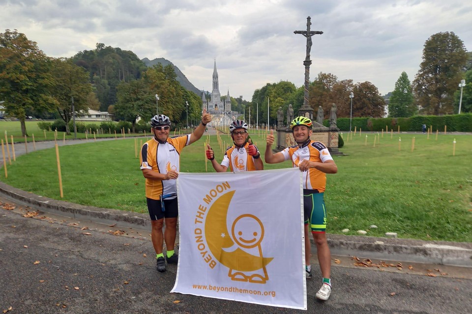 Jan Adriaenssen, Nest De Vries en Boudewijn Geentjens hebben met hun fiets het Franse bedevaartsoord Lourdes bereikt. Ze fietsten vanuit Wechelderzande in tien dagen 1.240 kilometer ten voordele van Beyond The Moon.