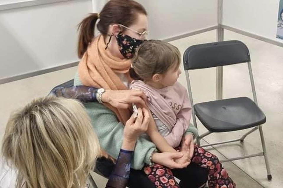 Lynde Strijbos werd pas vorige week vijf jaar, maar hield zich bijzonder dapper in het vaccinatiehokje. “Er is helemaal niet geweend.” 