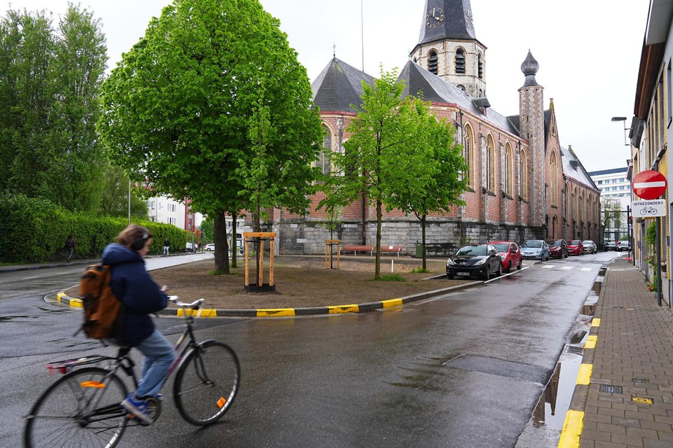 Aan de kerk van Ekkergem werden onlangs al parkeerplaatsen weggehaald voor meer groen.