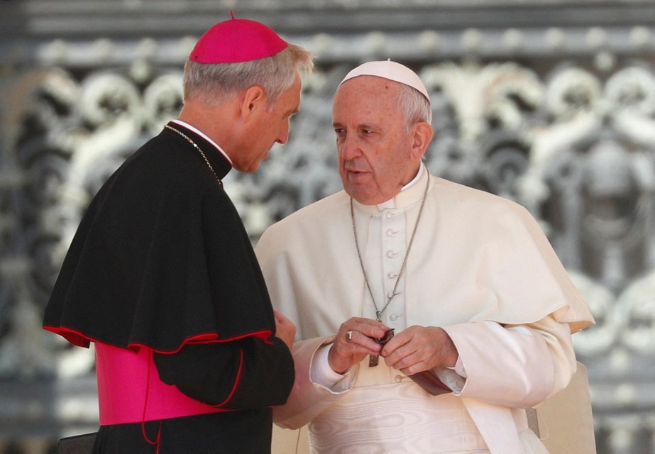 Georg Ganswein (a sinistra) e Papa Francesco (a destra).  