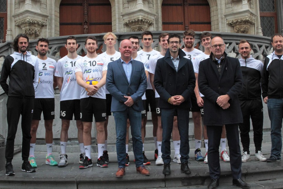 Spelers en staff van Haasrode Leuven op de trappen van het stadhuis.