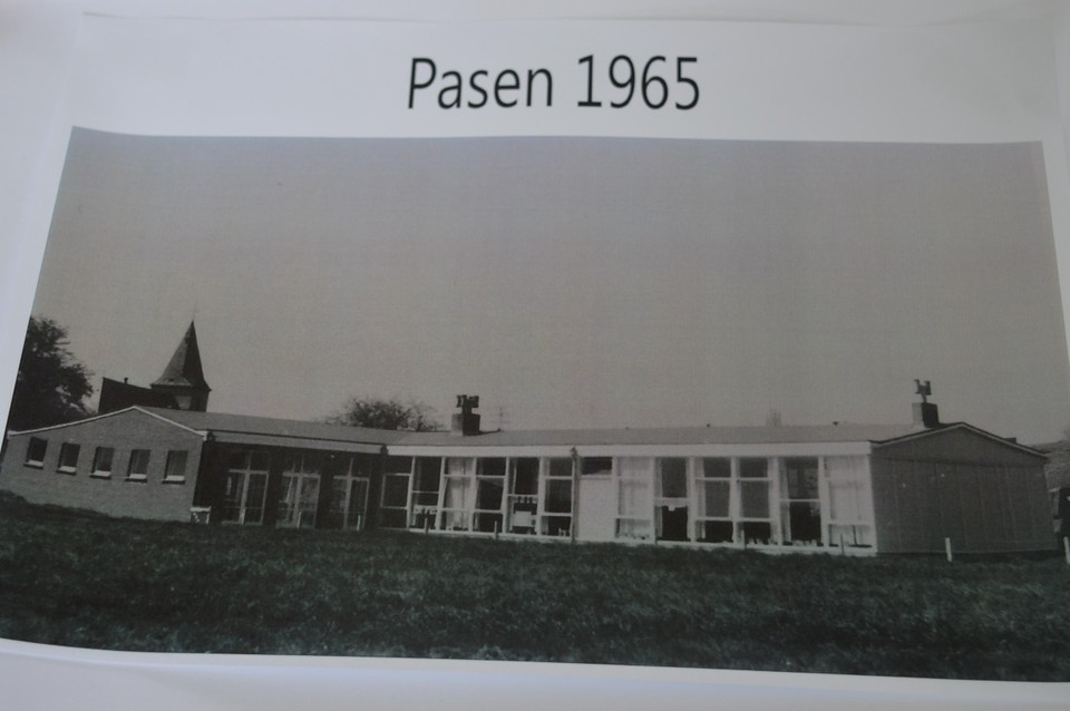 De toen splinternieuwe wijkschool in 1965, met het kerkje van Millegem in de achtergrond.