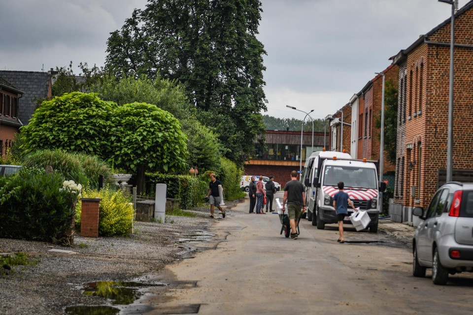 In de Kessel-Losesteenweg, die donderdag nog volledig onder water stond, kon vrijdag de opkuis beginnen.