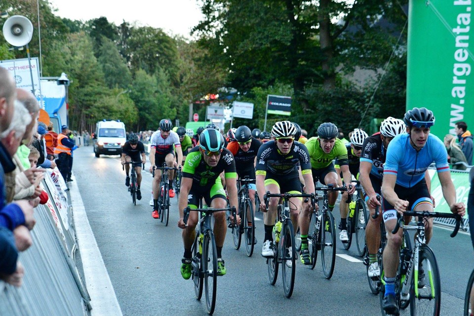 De wielrenners van de kermiskoers rijden vrijdagavond twaalf ronden door het centrum van Beerse.