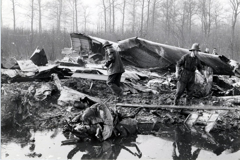 De neus van de Boeing 707 boorde zich 13 meter diep in de grond. Een zware explosie deed het vliegtuig uiteenspatten. 