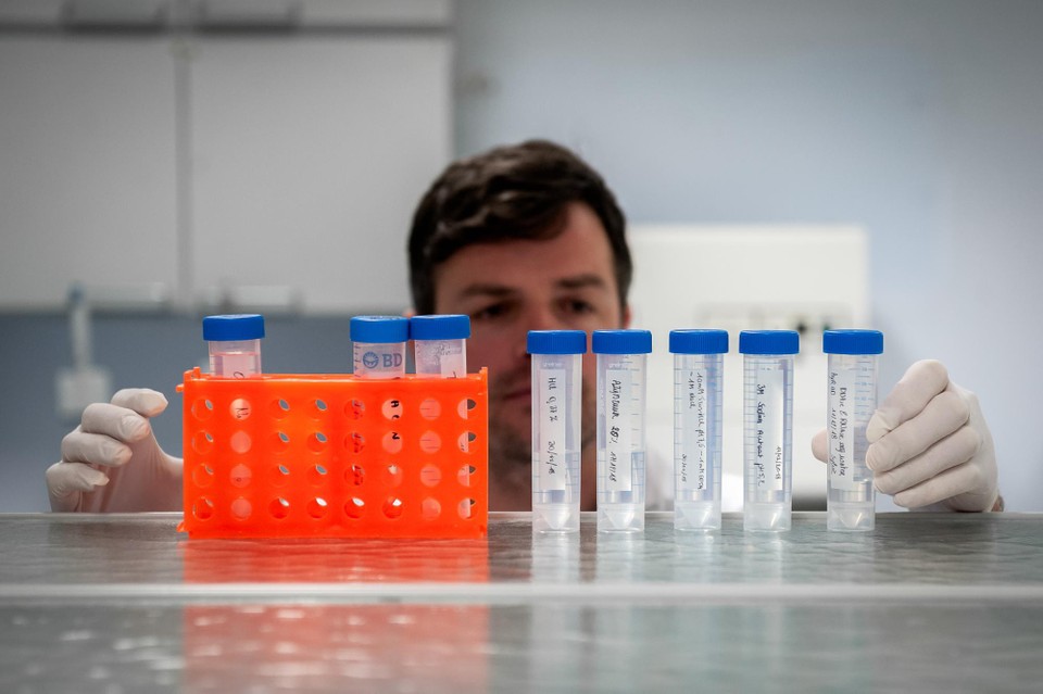 Philippe Helsen aan de slag in het laboratorium.