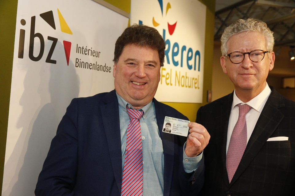 Op 14 januari deelde minister van Binnenlandse Zaken Pieter De Crem (CD&V) in Lokeren de eerste identiteitskaart met vingerafdruk uit. 
