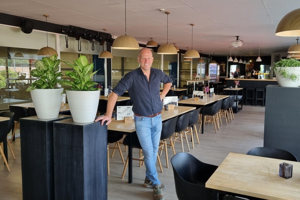 Kris Adriaensen wil van de cafetaria in De Valk voor iedereen een thuis maken. 