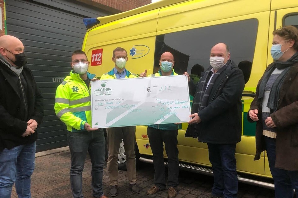 Financieel beheerder Kurt Wijnants (CDE-Vlim.be) secretaris Nelly Mols, ﻿en burgemeester Bart Craane van Beerse maken de Ambulancedienst Beerse blij met een cheque van 525 euro. 
