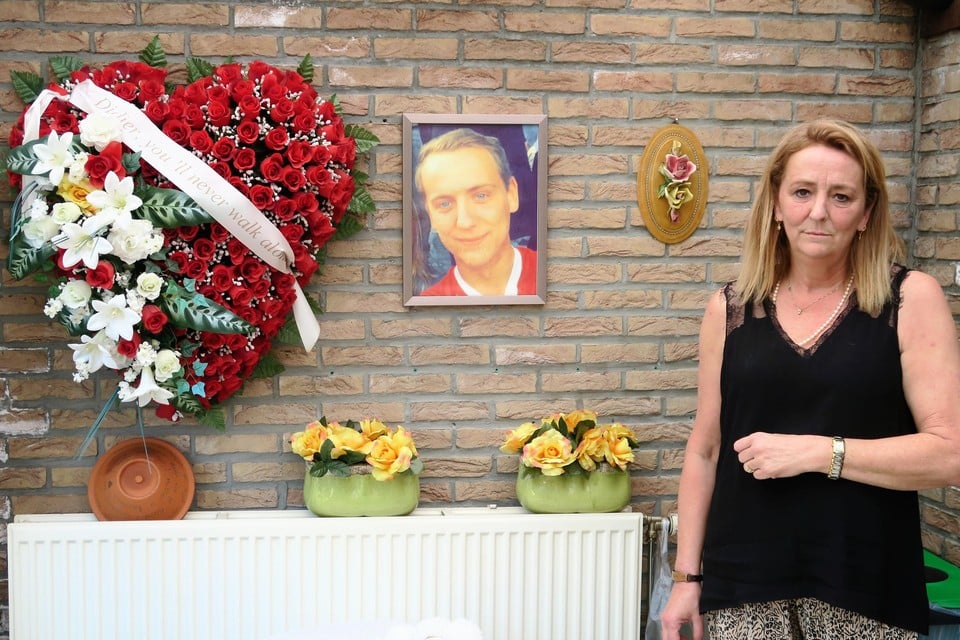 Moeder Micheline Duysens bij één van de herdenkingsplekken ter ere van Didier in haar woning in Schilde.