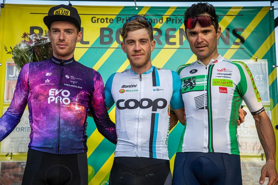 De Noorse winnaar Kristian Aasvold, op het podium geflankeerd door Jeroen Eyskens en Jérôme Baugnies.