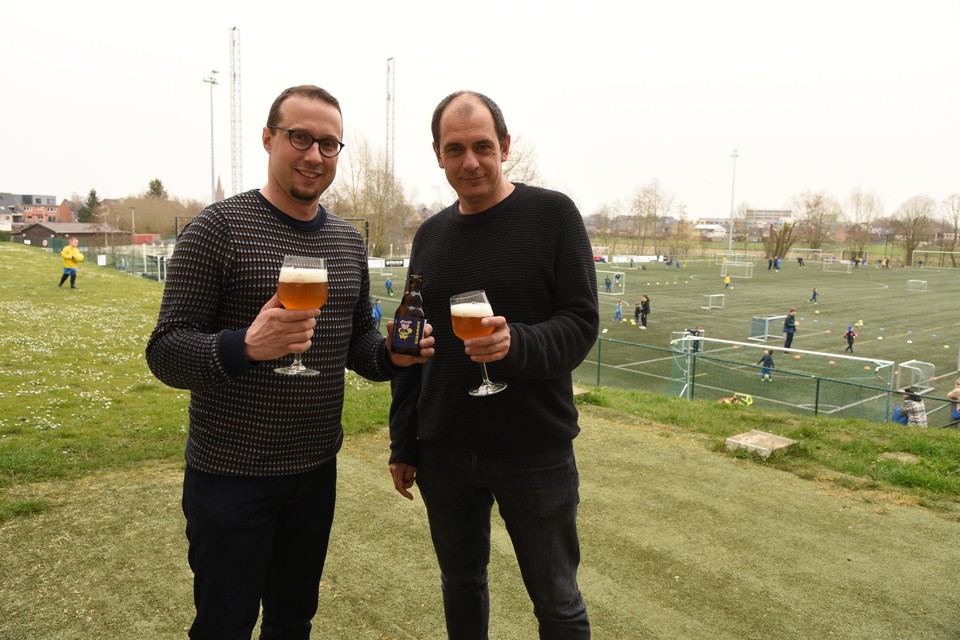 Brouwer Kris Van den Bossche (l.) en Bart Van Belle van Jong Sint-Gillis klinken op de vijfde verjaardag van de club.