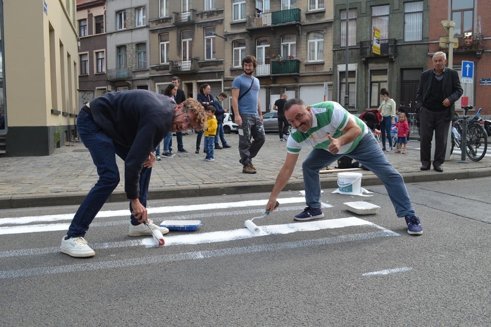 Buurtbewoners schilderen zelf een zebrapad op de Paleizenstraat.