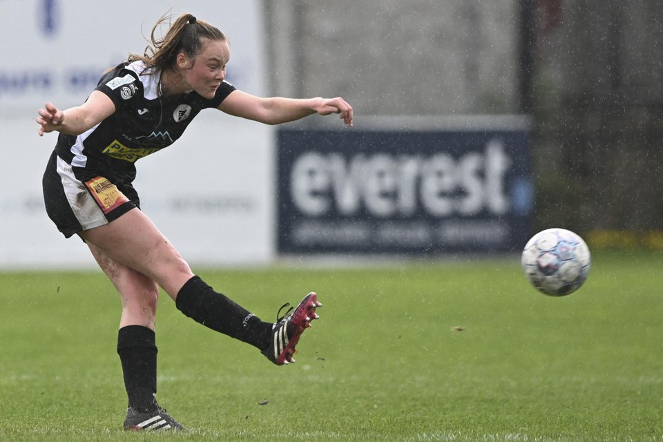 “I'm following teacher training in Ghent and combining that with four training sessions a week at Zulte Waregem wouldn't be easy,” Van Mullem explains her choice.  Afterwards, Standard also came up.