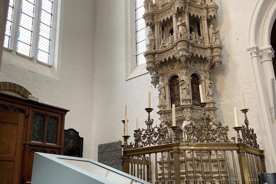 De Sacramentstoren is een topstuk van de Sint-Leonarduskerk.